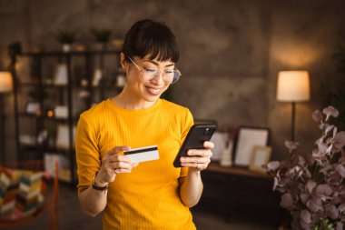 Japon olgun kadın internet üzerinden cep telefonu ve kredi kartıyla satın alıyor.