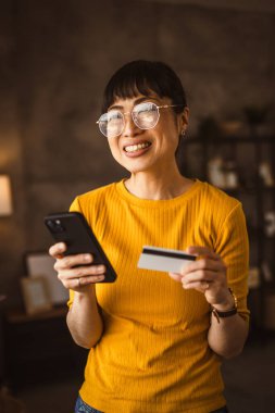 Japon olgun kadın internet üzerinden cep telefonu ve kredi kartıyla satın alıyor.