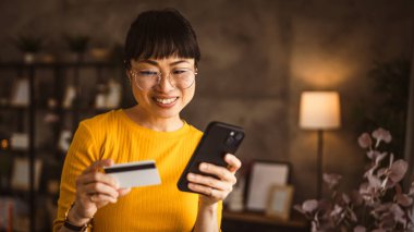 Japon olgun kadın internet üzerinden cep telefonu ve kredi kartıyla satın alıyor.
