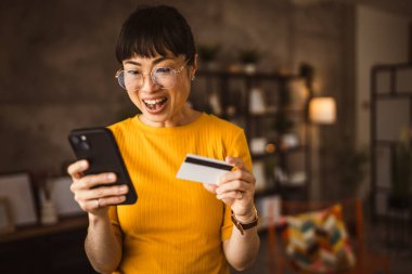 Japon olgun kadın internet üzerinden cep telefonu ve kredi kartıyla satın alıyor.