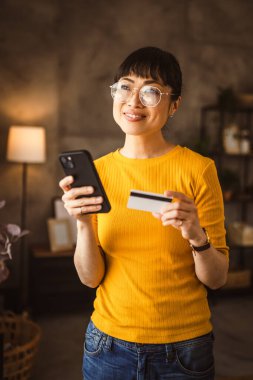 Japon olgun kadın internet üzerinden cep telefonu ve kredi kartıyla satın alıyor.
