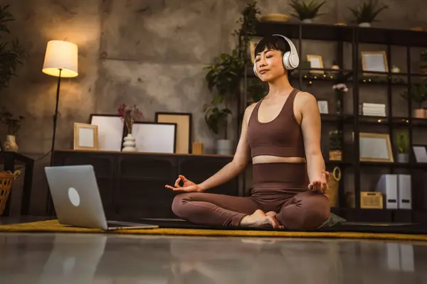 Одна Японская Женщина Полу Домашней Практике Йоги Онлайн Медитации Наушниками — стоковое фото