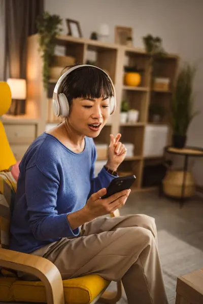 Ώριμη Γιαπωνέζα Γυναίκα Ακουστικά Ακούει Μουσική Στο Κινητό Τηλέφωνο Εικόνα Αρχείου