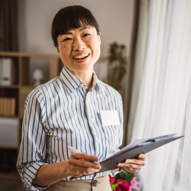 Japon olgun kadın portresi. Panoyu tut ve ofiste oku.