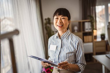 Japon olgun kadın portresi. Panoyu tut ve ofiste oku.