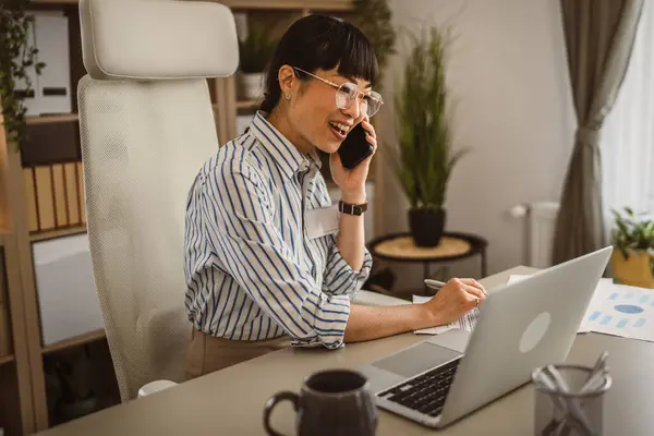 Gammal Japansk Kvinna Med Glasögon Prata Telefon Kontoret — Stockfoto