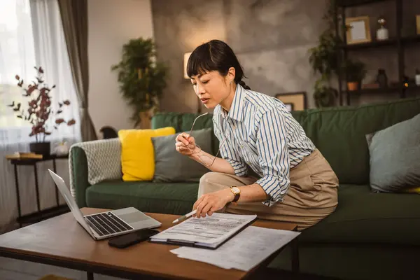 Mature Japanese Woman Read Document Work Home Serious Imágenes De Stock Sin Royalties Gratis
