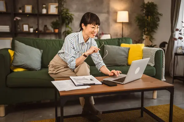 Ώριμη Γιαπωνέζα Εργάζεται Από Σπίτι Φορητό Υπολογιστή Royalty Free Εικόνες Αρχείου