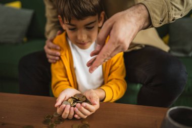 Baba ve oğulun ellerini kapat. Para sende kalsın.