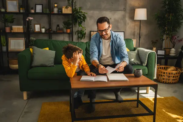 안경과 아들과 아버지는 숙제를하고 집에서 — 스톡 사진