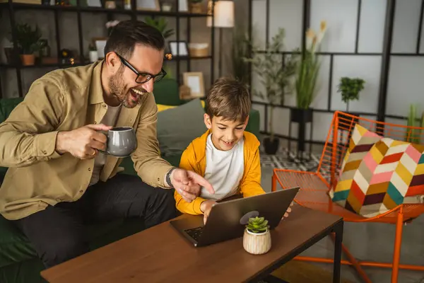 Tatăl Cafea Fiul Folosește Laptopul Pentru Temele Acasă Sau Navighează — Fotografie, imagine de stoc