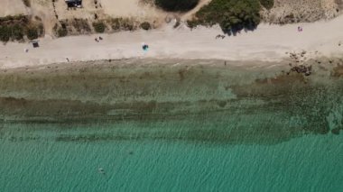 Afytos 'ta sahil ve deniz üzerindeki hava aracı manzarası Yunanistan' da tatil yeri ve tatil konsepti