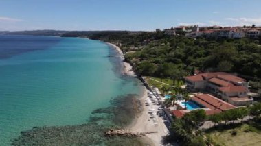 Afytos 'ta sahil ve deniz üzerindeki hava aracı manzarası Yunanistan' da tatil yeri ve tatil konsepti
