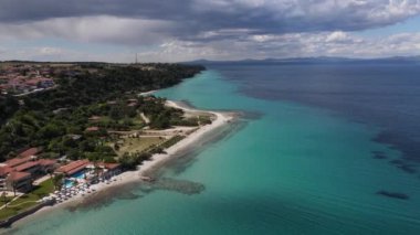 Afytos 'ta sahil ve deniz üzerindeki hava aracı manzarası Yunanistan' da tatil yeri ve tatil konsepti