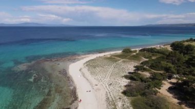 Afytos 'ta sahil ve deniz üzerindeki hava aracı manzarası Yunanistan' da tatil yeri ve tatil konsepti