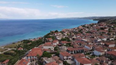 Afytos 'ta sahil ve deniz üzerindeki hava aracı manzarası Yunanistan' da tatil yeri ve tatil konsepti
