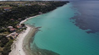 Afytos 'ta sahil ve deniz üzerindeki hava aracı manzarası Yunanistan' da tatil yeri ve tatil konsepti