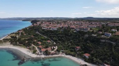 Afytos 'ta sahil ve deniz üzerindeki hava aracı manzarası Yunanistan' da tatil yeri ve tatil konsepti