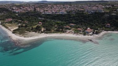Afytos 'ta sahil ve deniz üzerindeki hava aracı manzarası Yunanistan' da tatil yeri ve tatil konsepti