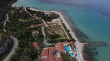 Afytos 'ta sahil ve deniz üzerindeki hava aracı manzarası Yunanistan' da tatil yeri ve tatil konsepti