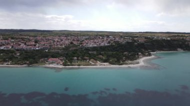 Afytos 'ta sahil ve deniz üzerindeki hava aracı manzarası Yunanistan' da tatil yeri ve tatil konsepti