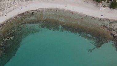 Afytos 'ta sahil ve deniz üzerindeki hava aracı manzarası Yunanistan' da tatil yeri ve tatil konsepti