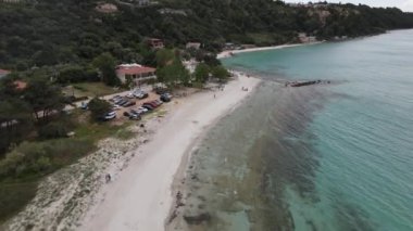 Afytos 'ta sahil ve deniz üzerindeki hava aracı manzarası Yunanistan' da tatil yeri ve tatil konsepti