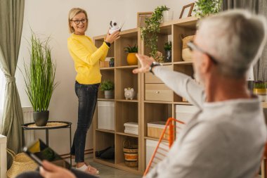 Evde olgun ya da yaşlı bir çift Kafkasyalı karı ve koca birbirlerine bağlanıyor ve güvenlik kamerası kuruyorlar.