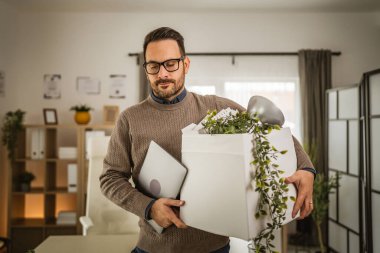 Yetişkin bir adam işten kovulduktan sonra bilgisayarını ve eşyalarını ofiste tutar.
