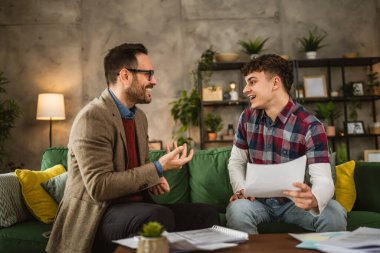 Yetişkin profesörlerin hocası genç öğrencilere elleriyle ders veriyor.