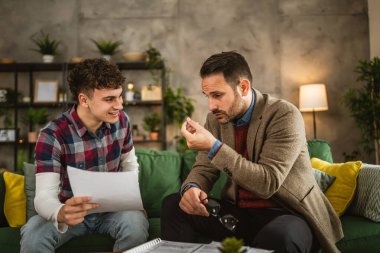 Yetişkin profesörlerin hocası genç öğrencilere elleriyle ders veriyor.