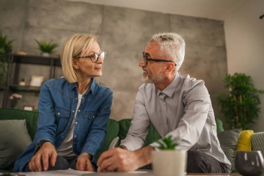 Olgun Kafkas kıdemli adam sözleşme, sigorta ya da fatura imzaladı.