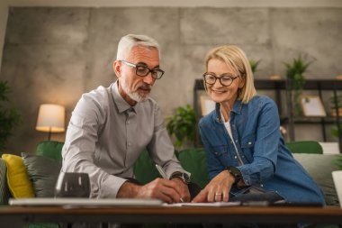 Olgun Kafkas kıdemli adam sözleşme, sigorta ya da fatura imzaladı.