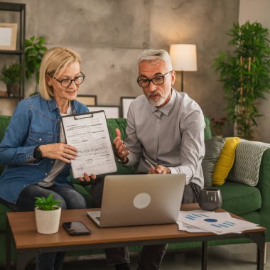 Olgun Kafkas çifti karı koca birlikte çalışır ve video şovu sözleşmesi, fatura ya da sigorta aracılığıyla danışmanlık yaparlar.