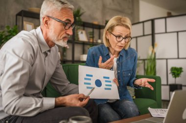 Olgun beyaz çift, karı koca birlikte çalışıyor ve video aracılığıyla danışmanlık yapıyorlar.