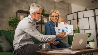 Olgun beyaz çift, karı koca birlikte çalışıyor ve video aracılığıyla danışmanlık yapıyorlar.