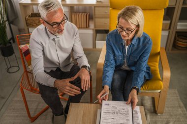 Olgun yaşlı kadın, sigorta imzalamaya hazırlan, evde kontrat yap.