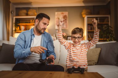 Baba maçı kaybedince sinirlenir ve mutlu oğul oyunu kazanır.