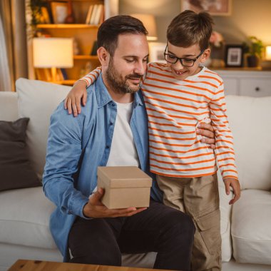 Oğul babasıyla hediye verir ve paylaşır ve doğum günü ya da babalar günü için ona sürpriz yapar.