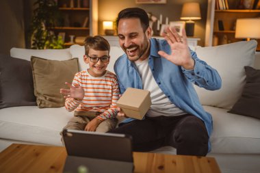 Baba ve oğul, tabletteki video mesajı ile birine sürpriz yaptılar.