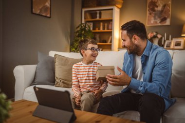 Baba ve oğul açık doğum günü hediyesi. Tablet masada.