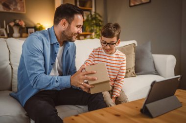 Baba ve oğul açık doğum günü hediyesi. Tablet masada.
