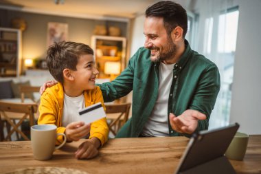Baba ve oğlu Kafkasyalı online alışveriş yapıyor. Evdeki kredi kartıyla.