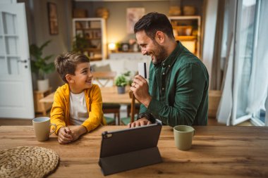 Baba ve oğlu Kafkasyalı online alışveriş yapıyor. Evdeki kredi kartıyla.