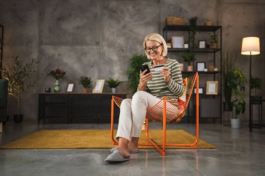 Yetişkin bir son sınıf öğrencisi kredi kartıyla ve cep telefonuyla internetten satın alır.