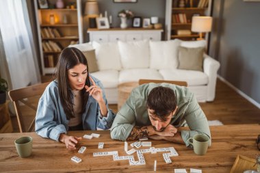 Sevgilisi onu evde domino oynarken kazanınca kızıyor.