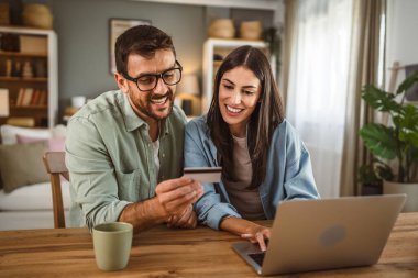 Erkek arkadaş koca ve kız arkadaş eş evde kredi kartıyla internetten satın alıyorlar.