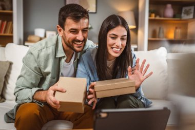 Açık doğum günü hediyesini evdeki tabletten bir video aramasıyla eşleştir.
