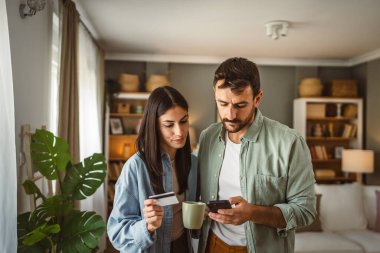 Evde kredi kartıyla cep telefonundan internetten alın.
