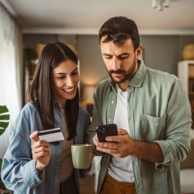 Evde kredi kartıyla cep telefonundan internetten alın.